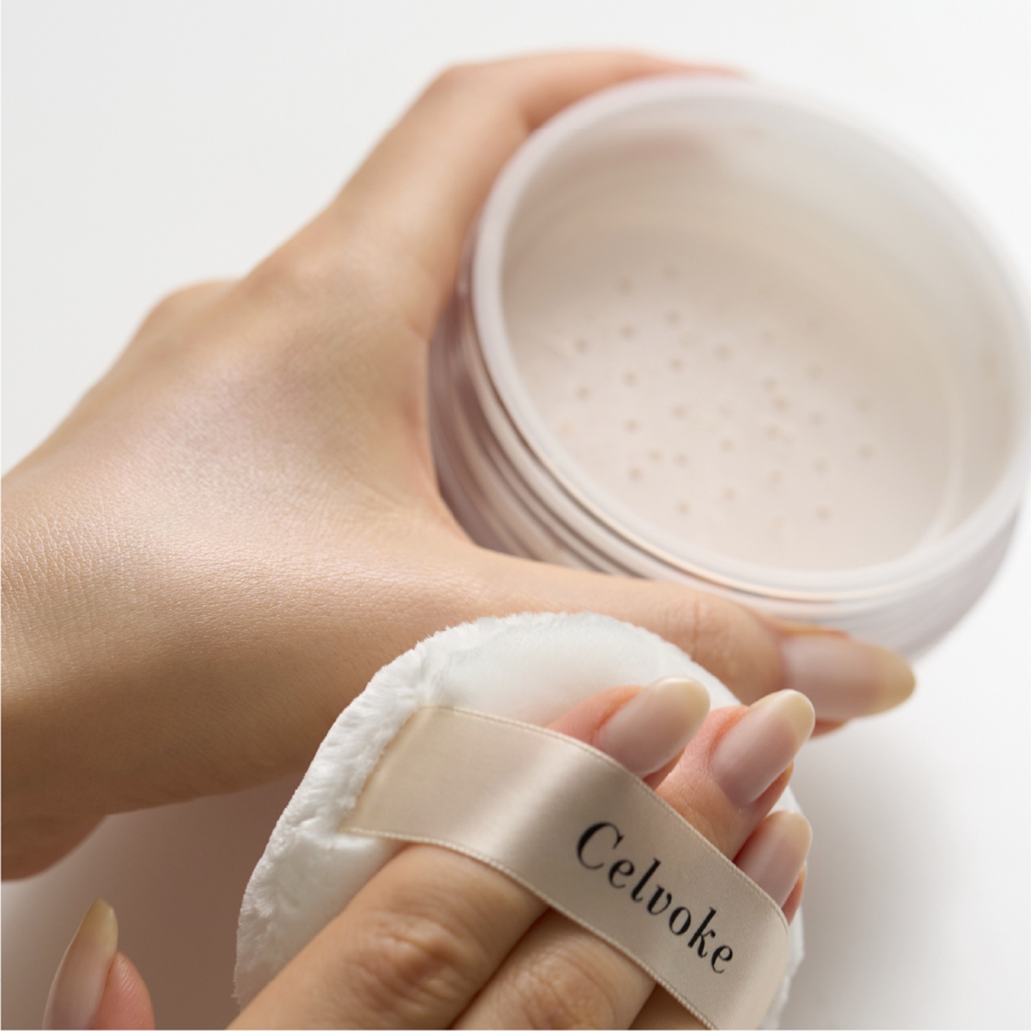 Celvoke】レアグロウ エアリー リフレクトパウダー ｜Celvoke Website